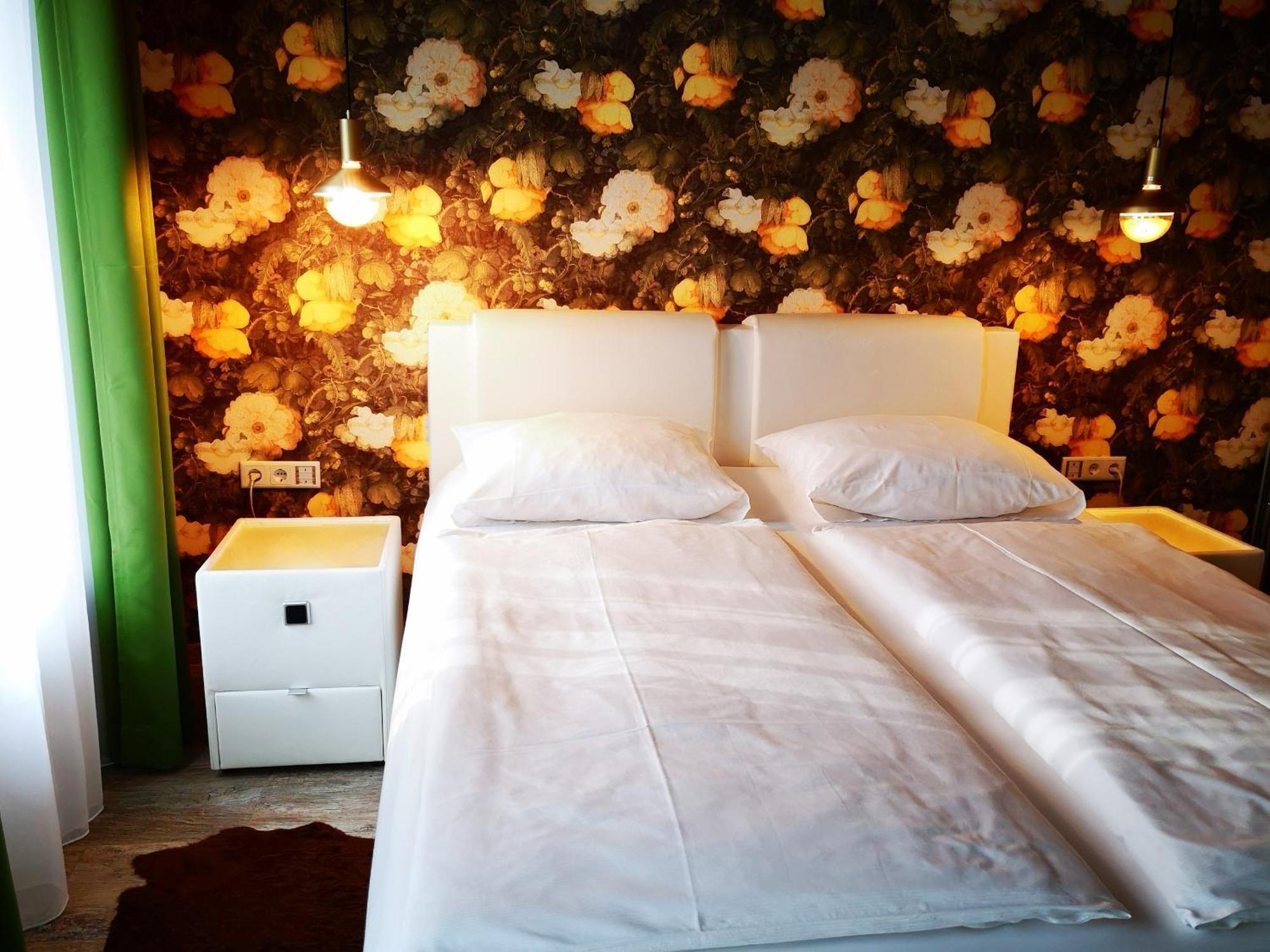 Aparthotel "Goldener Hahn Apartments" Bad Waltersdorf Room photo